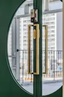 딥그린과 골드 하드웨어의 프리미엄 도어 디테일